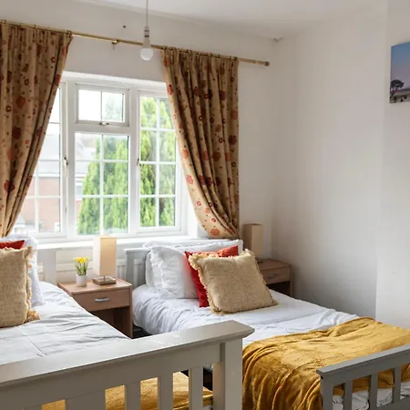 Cozy Inn Near Luton Station, Mall And Luton Airport 10 Min Экстерьер фото