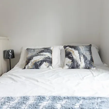 Cozy Inn Near Luton Station, Mall And Luton Airport 10 Min Экстерьер фото