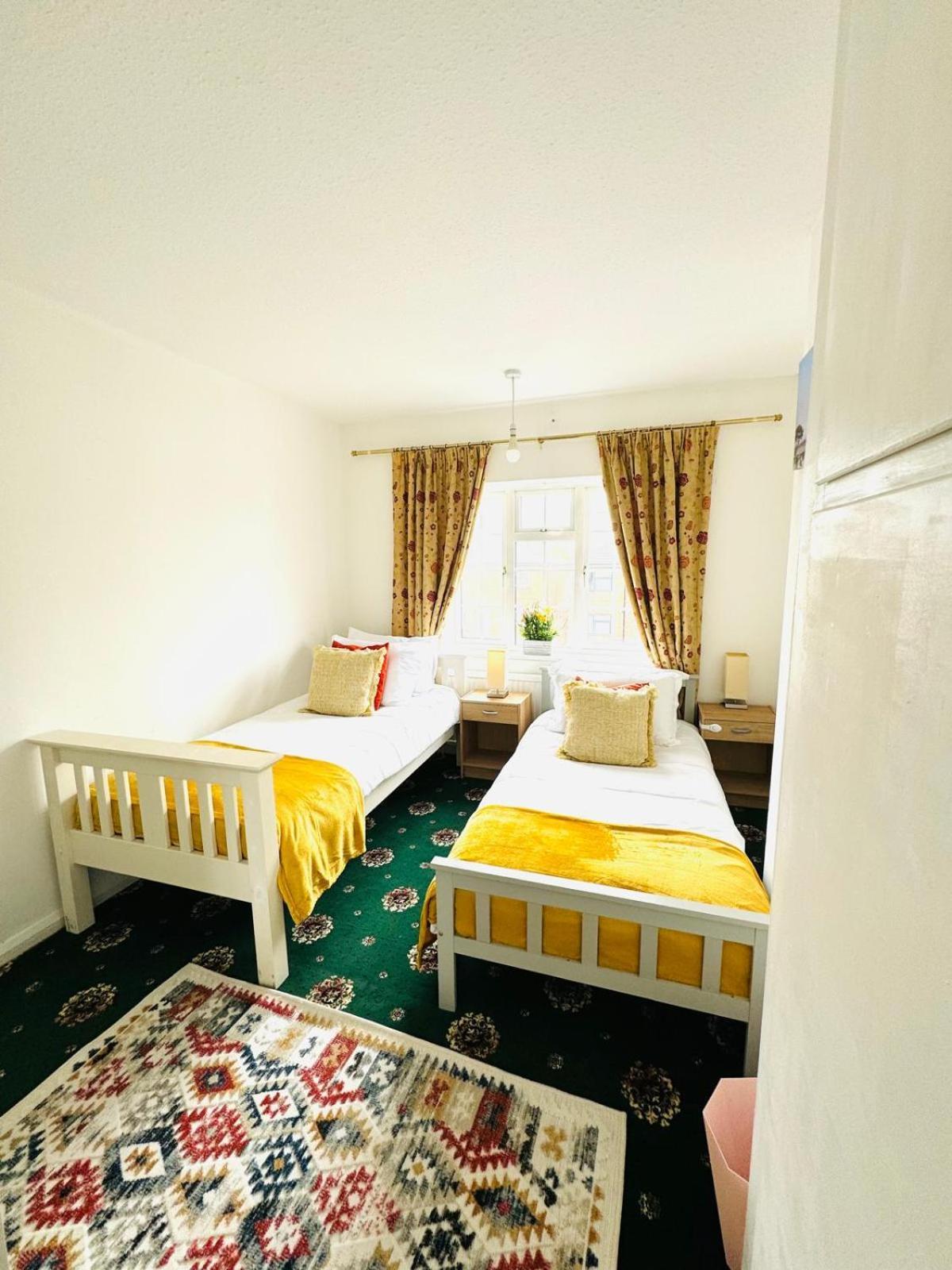 Cozy Near Luton Station, Mall And Luton Airport 10 Min Holiday home *