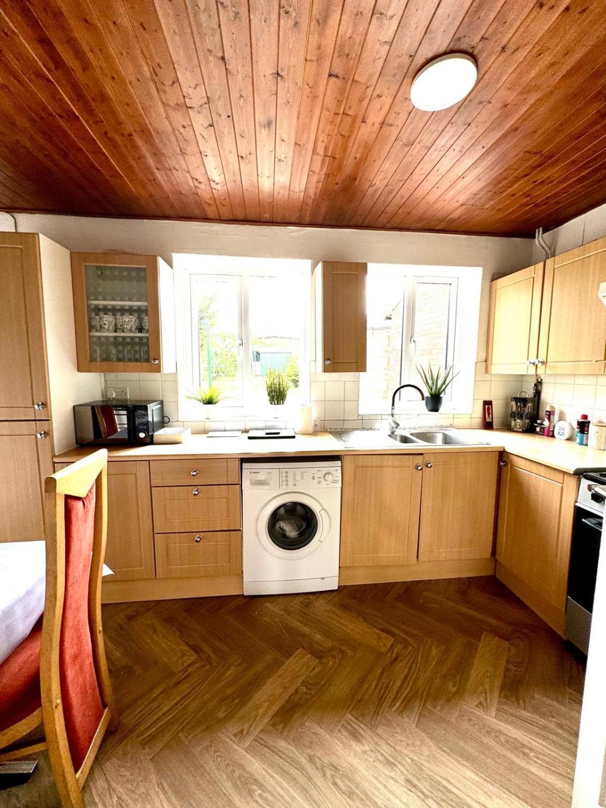 Cozy Near Luton Station, Mall And Luton Airport 10 Min
