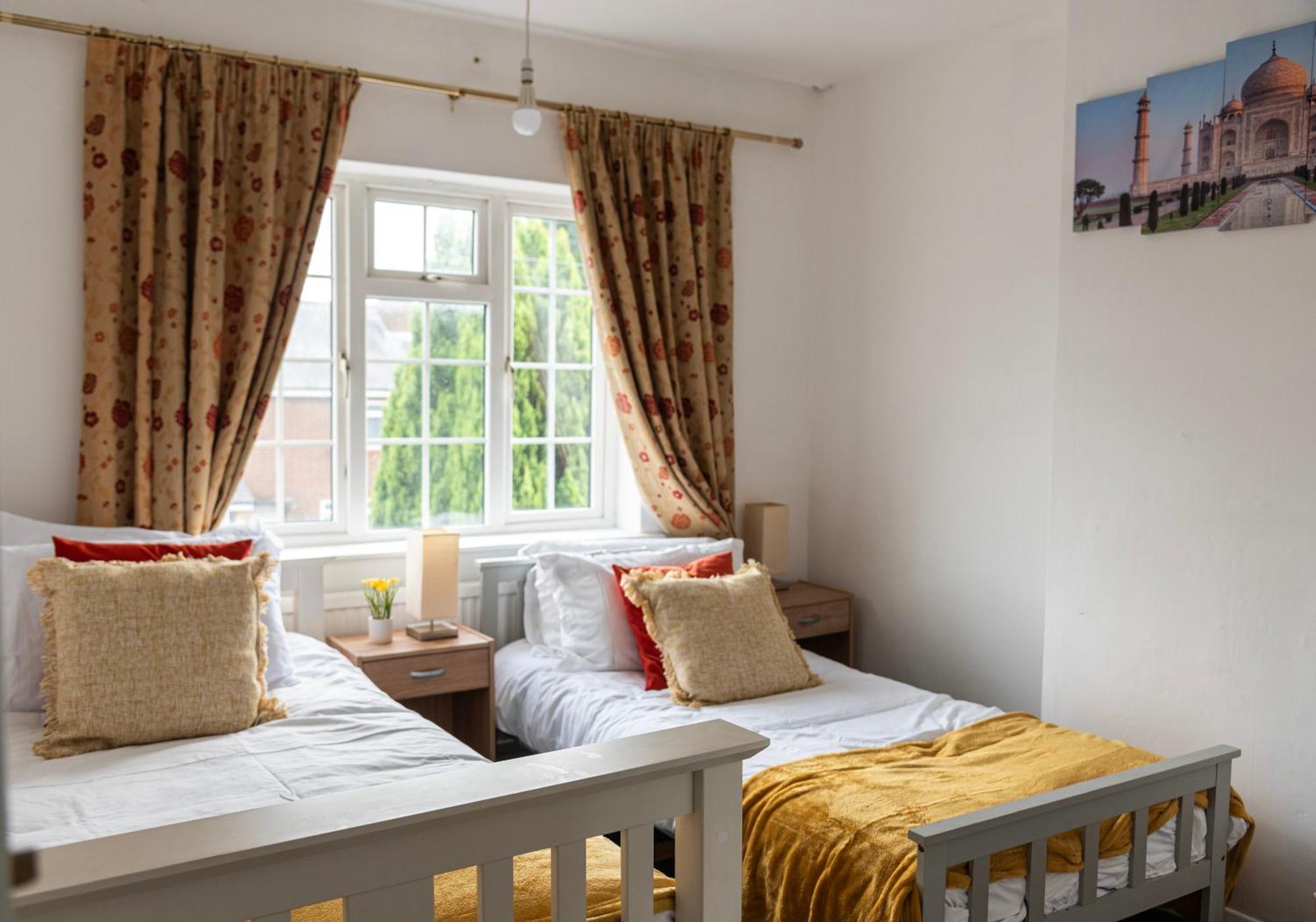 Holiday home Cozy Near Luton Station, Mall And Luton Airport 10 Min