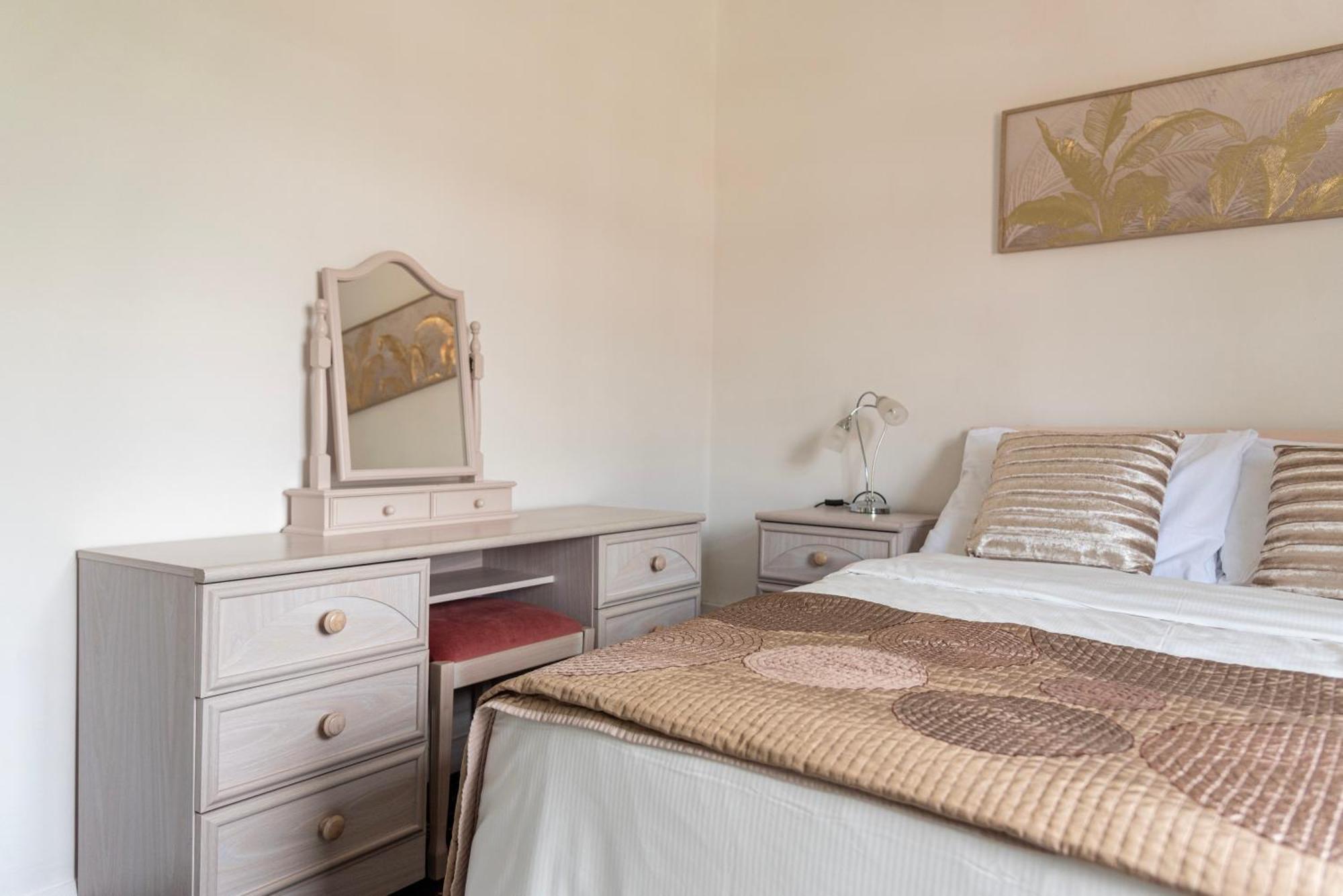 Holiday home Cozy Near Luton Station, Mall And Luton Airport 10 Min *